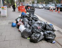 składowisko śmieci na ulicy